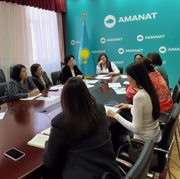 «AMANAT» партиясының Ақтөбе филиалында әйелдер қанаты қызметінің 10 бағытының бірі - психоқызмет институтын қолдау аясында жұмыс отырысы өтті.
