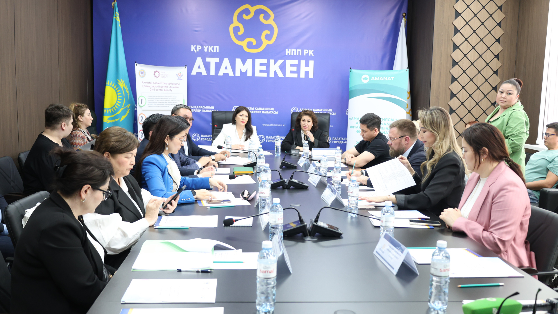 AMANAT» партиясы Алматы қалалық филиалының Әйелдер қанатының бастамасымен, Азаматтық орталық және «Атамекен» ҰКП-мен бірлесіп азаматтардың берешегін сотқа дейін реттеу және қарыз жүктемесін азайту мәселелері бойынша дөңгелек үстел өткізді.