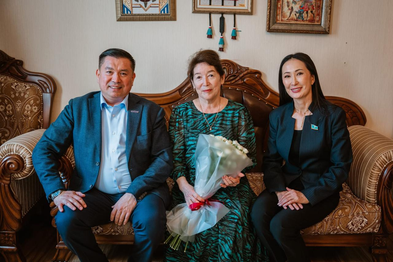 «Әділет» партиясы еңбек ардагеріне құрмет көрсетті