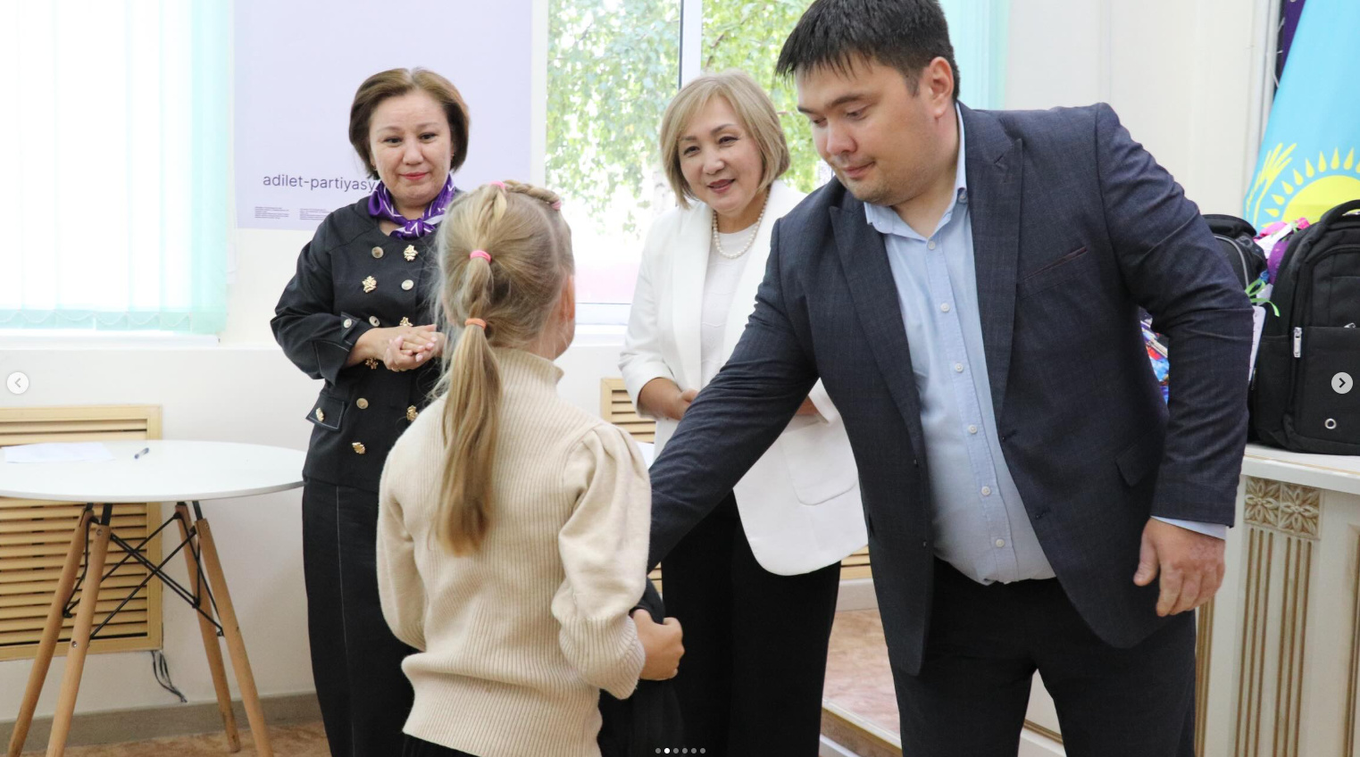 «Мектепке нық қадаммен!» — ШҚО-да балаларға мектепке қажетті құрал-жабдықтар табысталуда