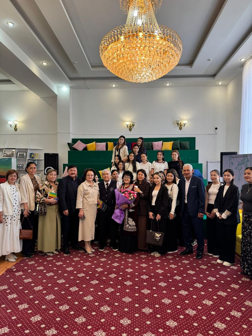 «ЖАПЫРАҚТАР ОҚИТЫНДАЙ БІЗГЕ ӨЛЕҢ» әдеби сазды кеш және жаңа кітаптардың тұсаукесер кеші