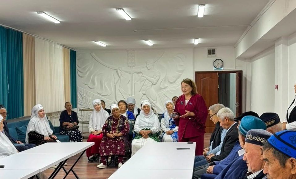Заман көшінен қалмаған қариялар: Сарысуда цифрлық сауаттылық сабағы өтті