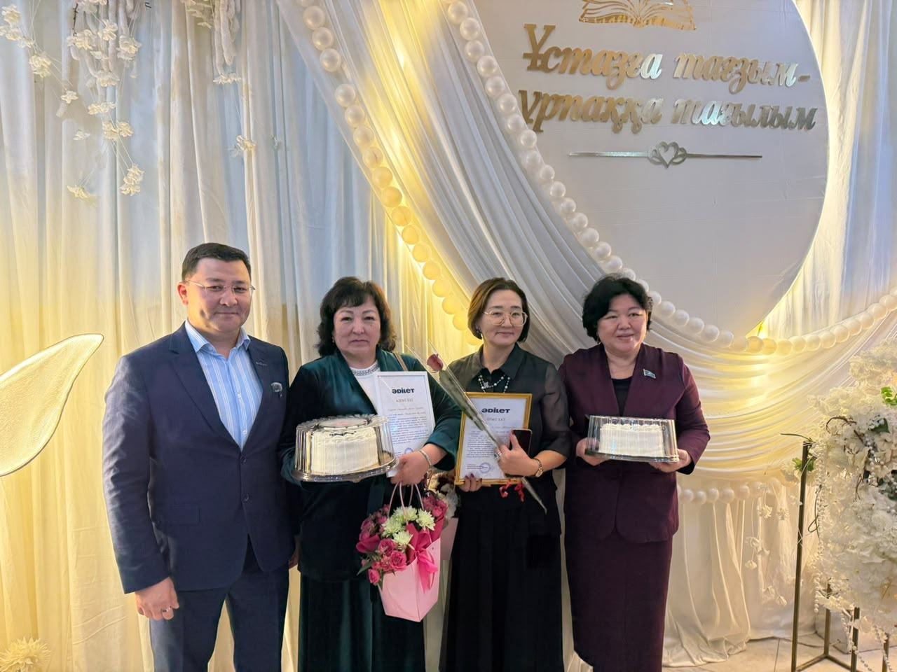 ҰСТАЗҒА ҚҰРМЕТ – ҰРПАҚҚА ТАҒЗЫМ